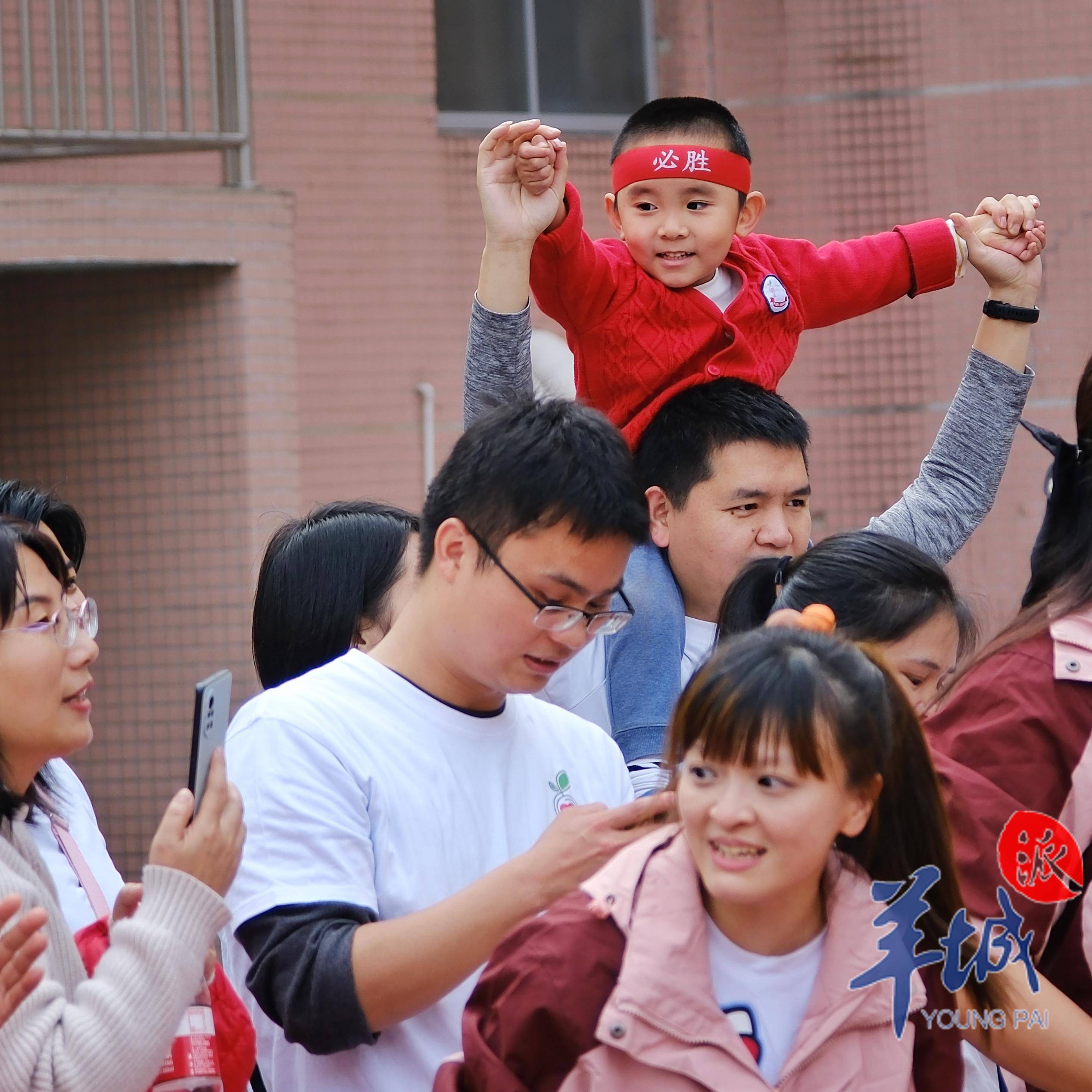 视频+图集｜这场足球嘉年华萌趣十足，萌娃乐呵呵喜迎新年