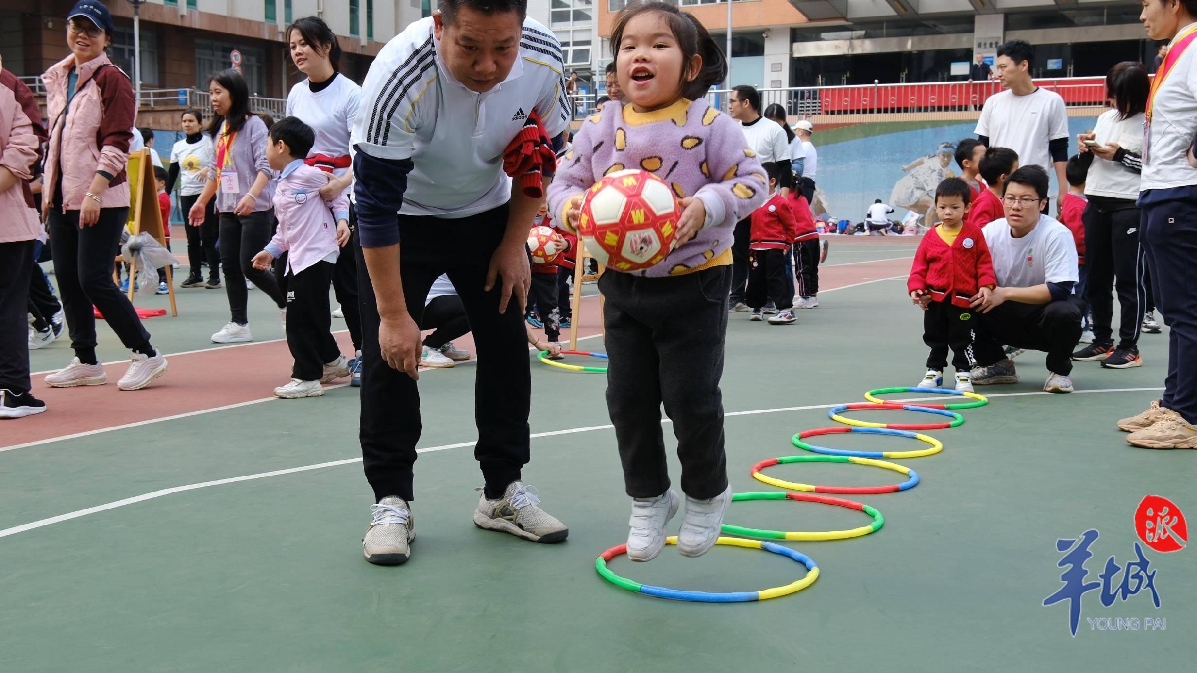 视频+图集｜这场足球嘉年华萌趣十足，萌娃乐呵呵喜迎新年