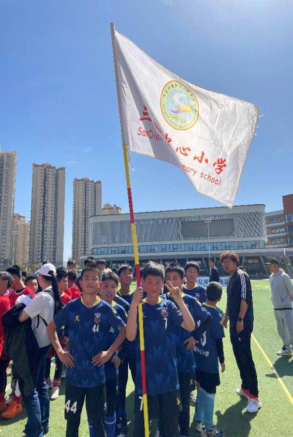 灞桥区三殿中心小学足球队勇夺灞桥区校园足球联赛小学组冠军