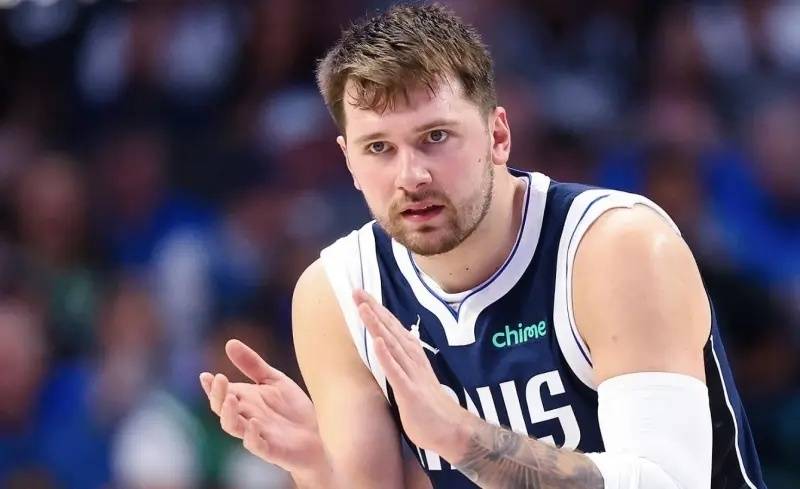 NBA早报｜湖人四条新闻 勇士三将缺阵 76人被罚10万