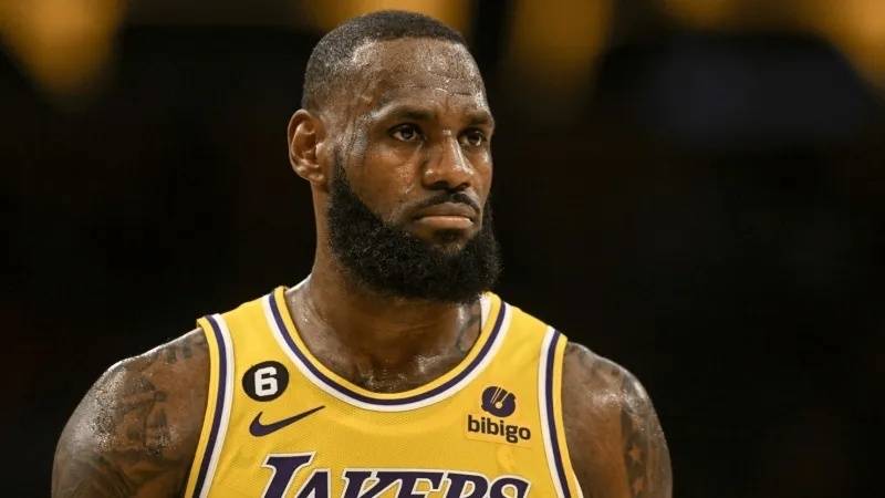 NBA早报｜湖人四条新闻 勇士三将缺阵 76人被罚10万