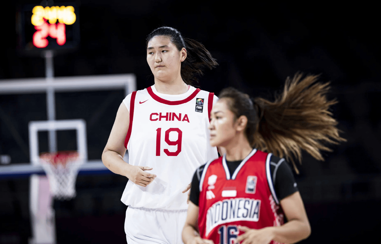 U18女篮亚洲杯，中国队59分大胜印尼，小巨人张子宇首秀掌控内线