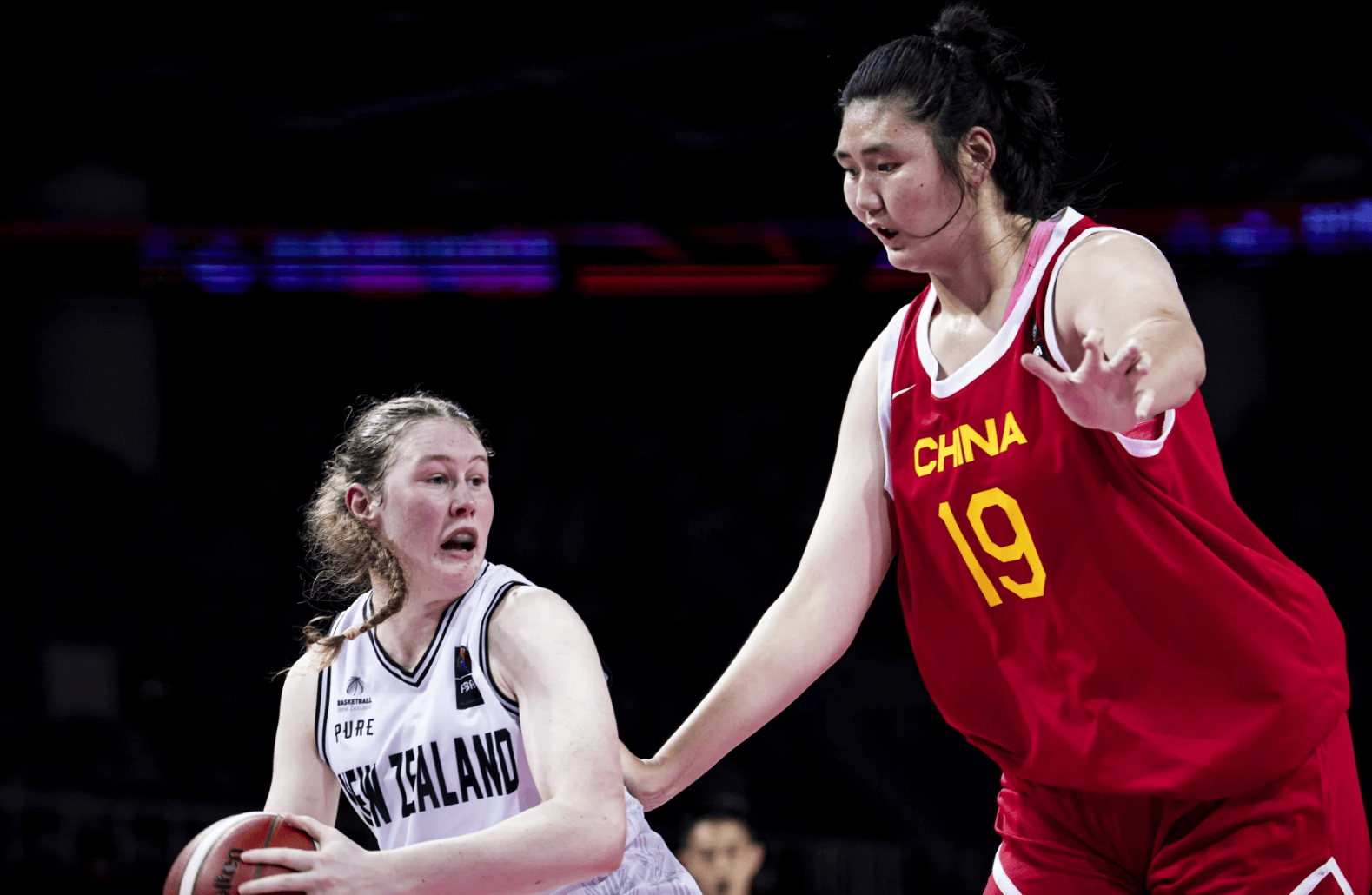 狂砍36分13篮板！张子宇一柱擎天，中国U18女篮轻取新西兰